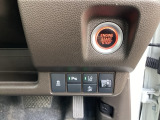 駐車や出庫時に障害物が接近するとお知らせしてくれるパーキングセンサーシステムつき。