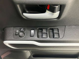 パワーウィンドウのスイッチですよ。運転席に居ながら窓を開け閉めのコントロールできます。
