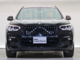 【キドニーグリル】BMWの代名詞。一目見ただけでBMWであると認識できる確固たるアイコンとして存在感を放ちます。