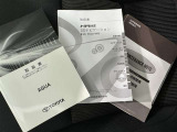 メンテナンスノート、取扱説明書です。 その車の整備記録が事細やかに記録されています。 車が生まれてから今までどのような道を歩んできたのか判るとても重要な物ですよ。