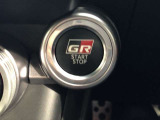 エンジンスタートスイッチです。キーが車内にあれば、エンジンの始動や停止はスイッチを押すだけ!キーを取り出す手間を省き、ワンプッシュで操作できるので簡単でスムーズです。