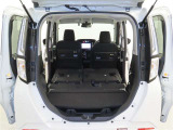 後席を倒すと、長尺の荷物の積載も可能になります。