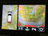 車両周囲を確認する映像に加え、駐車時の目安線も表示されます。周囲の状況を把握しながら車庫入れや縦列駐車を進めたい場面で、確認をサポートしてくれます。