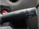 【オートライト】車外の明るさに応じて自動で点灯します。手動で点灯/消灯させることもできます。