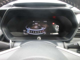 メーター中央にはカラー液晶画面が備えられ、車のインフォメーションを簡単に把握できます