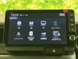 FM・AMやテレビ、Apple CarPlay、Bluetooth Audioなどの項目が画面に並びます。使いたい音源や機能をアイコンから選べる構成で、日常の移動中にも便利に活用できます。