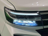 対象物が見やすく白く明るい光で夜間走行をサポートするフルLEDヘッドランプ(サイドビューランプ、クリアランスランプ、オートレベリング機能付き)を装備