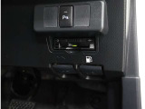 窓を開けずに料金所を通過できる今やもう必需品のETC!インパネにスッキリ装着したビルトインタイプです♪ETCカードの入れ忘れ・抜き忘れを音声やアラームで教えてくれるので、入れ忘れ・抜き忘れを防げます♪