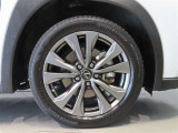 純正のアルミホイール装着車です。タイヤサイズは225/50R18です。
