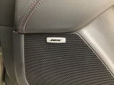 BOSE社との共同開発により室内空間に最適な音響チューニングを施し、クリアで臨場感のあるダイナミックサウンドをお楽しみいただけます。