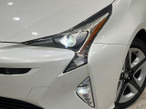 【LEDヘッドライト】悪天候や夜間走行時も良好な視界を確保し安心して運転できる高輝度LEDヘッドライトを装備!点灯速度が早く、消費電力も抑えられています。