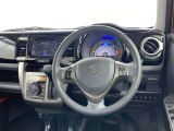 運転席まわりです。 各操作スイッチは使いやすい位置に配置されてます。