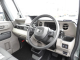 ★運転席周辺★大きなフロントガラスで見晴らしよく運転しやすい設計と、広くてゆとりのある運転席。楽な姿勢で座ることが出来るので長時間の運転でも疲れにくいですし体もぶれにくく工夫されています!