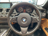 BMWのステアリングのリムは、一般的なものより少し太めにデザインされています。 これはタイヤやステアリングシャフトなどを介して伝わる路面からの入力を、しっかりと把握するためです。