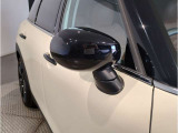 ドアミラーにはLEDウインカーが埋め込まれており、対向車からの視認性を高めております。