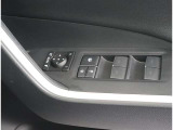 ドアミラーの角度調節は操作しやすいボタン式です