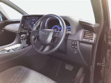 高いホールド性で運転姿勢が安定します。長距離ドライブでも疲れにくいのが魅力です。快適なドライビングライフをお送りください♪
