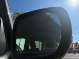 ブラインドスポットモニターです。ドアミラーでは確認しにくい斜め後方から接近する車を検知してくれます。