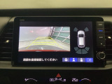 バックギアに入れますとご覧のような画像に自動的に切り替わります。車庫入れ時に役立ちます。