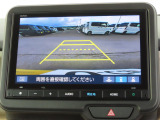 リアワイドカメラシステム!従来の視野に加えて、後方側方を約180&deg;まで見えるワイドビューと、後方を真上から見たような視野で駐車時などに便利なトップダウンビューの3つの視野があります!