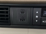エアコン操作パネルの左側に、スマートフォンなどの充電可能なUSB端子と、音源などの外部入力の可能なUSB端子がついています。移動中に充電もできるので便利です。