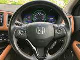 手元に操作ボタンを備えたステアリングで、運転姿勢を保ちながら必要な操作にアクセスしやすい配置です。握りやすい形状で、毎日の運転を身近に支えてくれます。