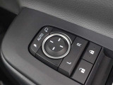 ドアの施錠・解錠に連動してドアミラーが自動で格納・復帰するオート格納機能を搭載しています。