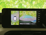 車両周辺を上から見た表示と後方映像を切り替えて確認でき、駐車時の周囲把握をサポートします。画面上のガイド線も見やすく、狭い場所での取り回しに便利です。