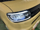 白く明るい光で夜間走行をサポートするLEDヘッドランプを搭載
