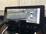 バックカメラの他に上から見下ろしたような画像が見れるアラウンド(全方位)モニター。前後左右を把握できる、すごい機能が装備されています!