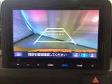 バックでの車庫入れも安心です!リアカメラが付いているバックモニター付のナビを装備しております。操作線もついており距離感も画面から確認できます。
