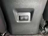 アクセサリーソケットや、携帯の充電などに便利な充電用USBポート(USB Type-C)を装備!車内にあると便利なアイテムのひとつですね(センタコンソールリヤ部)