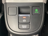 セレクトレバーの下に電子制御パーキングブレーキがあります。スイッチひとつで、停車した地点の傾斜などをシステムが検知・判断してブレーキ力を自動的に制御し、しっかり停車できるパーキングシステムです。
