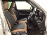女性でも運転がしやすいように、シートの高さ調整機能(シートリフター)がついています。運転席と助手席の間が空いている為、助手席側への移動がスムーズです。交通量の多い道でも助手席側から乗り降りができます。