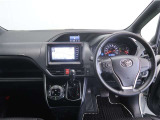 スイッチ類やメーター類を見やすく配置した、直感的で扱いやすいインパネ。初めて運転される方でも、迷わず操作出来る安心設計です。