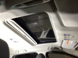 サンルーフの開放感により車内はいつも明るく、自然と会話が弾んでドライブも一段と楽しくなります。