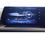 クルマの頭脳ともいえる、管理システム、iDrive。ナビだけではなく、オーディオ操作や車両情報の表示などをコントロールできます。便利さと安全性の向上にも繋がっています。