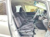 体を包み込む形のシートなので、長時間運転しても疲れません。