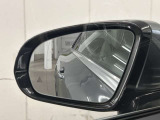 リアバンパー左右のレーダーセンサーにより車両の斜め後ろのミラーで見えない死角エリアに車両や自転車がいることを警告します。更に、側面衝突の危機があるときはブレーキを自動制御して危険回避をサポートします。