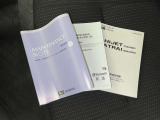 メンテナンスノート、取扱説明書です。 その車の整備記録が事細やかに記録されています。 車が生まれてから今までどのような道を歩んできたのか判るとても重要な物ですよ。