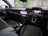 内装はシンプルに使い勝手を考え作られています。お車を運転する感覚をダイレクトに体感して頂けます。室内も広くロングドライブにも快適にお過ごしいただけます。