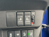運転席の手元で両側スライドドアの開閉操作が可能です。