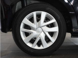 ◆純正ホイール装着車◆シンプルなデザインのホイールキャップ付きです。