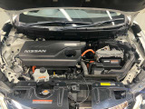 エンジンルームもクリーニング済みできれいですよ。日産の整備士がしっかりと丁寧に点検していますので安心してお乗りいただけます