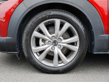 18インチ純正アルミホイールを装備。タイヤサイズは215/55R18となります。