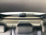 【トノカバー】荷室(トランク)に取り付けられる「目隠しカバー」です。外から荷物が見えないようにし、プライバシーの保護や防犯の役割を果たします。