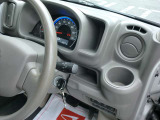 運転席側にも便利なドリンクホルダー付いています。