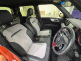 運転席は大きな座面と包み込むような背もたれが身体全体を支えます。上質なシートを採用し長時間の運転やコーナーの多い道も快適です。座ったときの頭上スペースも余裕たっぷりでロングドライブも楽チンです♪