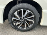 純正アルミホイールを装着しています。安全運転で楽しいドライブを。