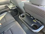 運転席シート背面には便利なパーソナルテーブルがございます。